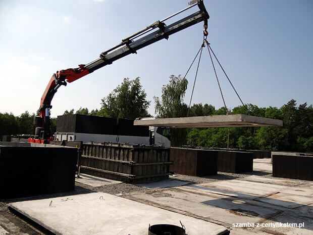 Załadunek szczelnego szamba betonowego do transportu  w Wolinie